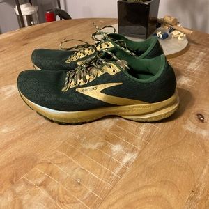 Brooks launch 7 size 9.5 Saint Patrick’s edition